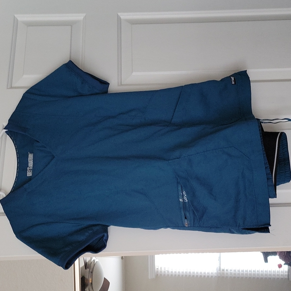 Greys anatomy jogger scrub set. S top M bottoms.